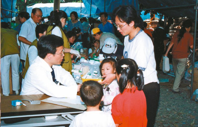 1999年台灣發生九二一大地震，簡守信(左)與花蓮慈濟醫療團隊當日趕赴中部災區，展開醫療關懷。圖╱慈濟醫院提供