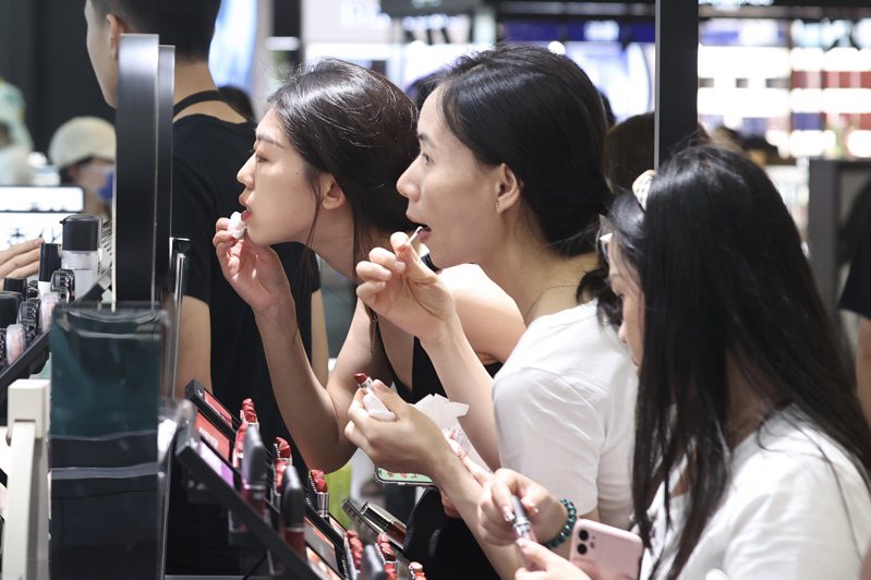 廣州消費品工業興旺，化妝品工業年產值逾千億元。圖為消費者試用化妝品。（中新社）