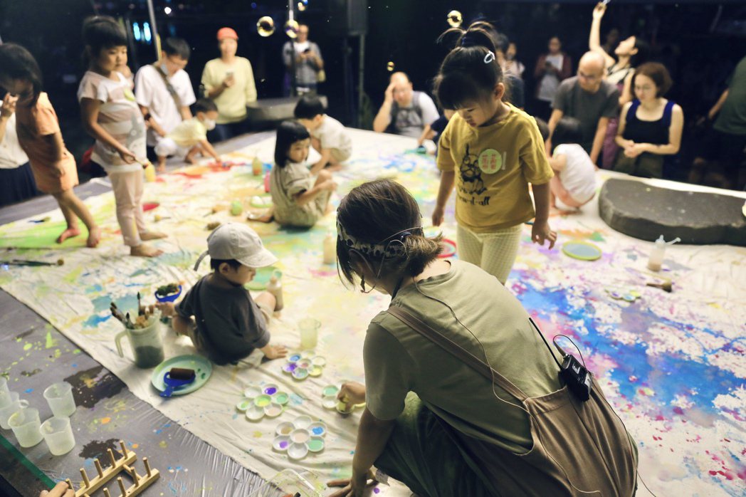 「書蟲與米蟲聯合市集」殼殼故事屋繪本彩繪活動，帶領小朋友用顏料彩繪出一片蘭陽平原...
