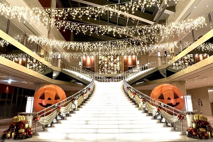 ▲館內大廳能欣賞高2公尺的南瓜燈裝飾與夢幻彩燈。　圖：京阪飯店／來源