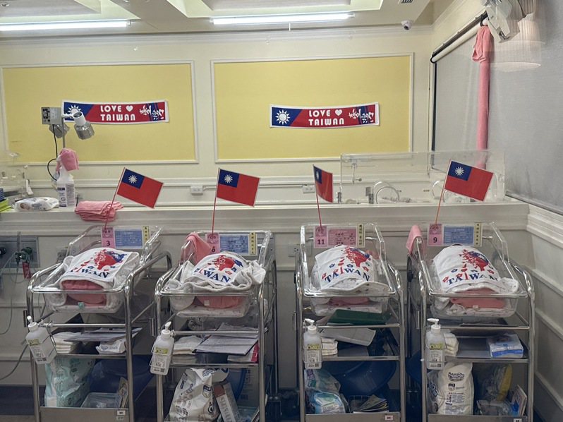 為了迎接國慶寶寶到來，茂盛醫院今一早把育嬰室的床上都插上了國慶。記者黃寅／攝影