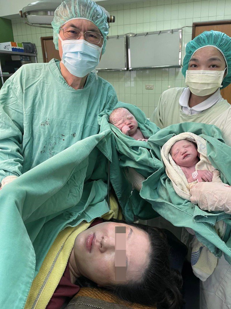 來自屏東的王女士今在郭鴻璋醫師接生下，產下一對雙胞胎女兒。圖／郭鴻璋醫師提供