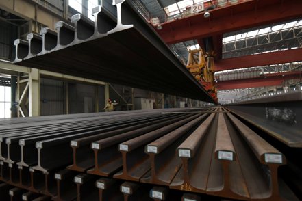 歐美雙方預計在10月20日的高峰會上宣布一項全球可持續鋼鋁協議（GSA），將限制中國大陸金屬出口，以免傾銷至全球市場，並造成本身業者的壓力。 路透