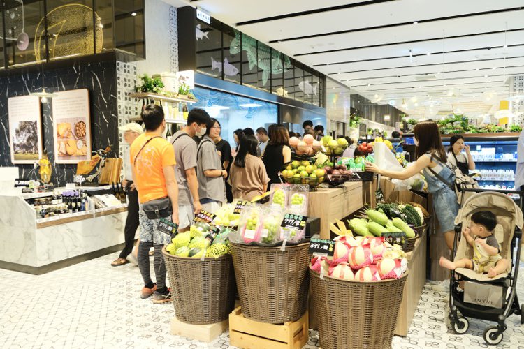 新光三越自營超市美麗市場推出Plus升級版超市，吸引人潮絡繹不絕。記者江佩君／攝影