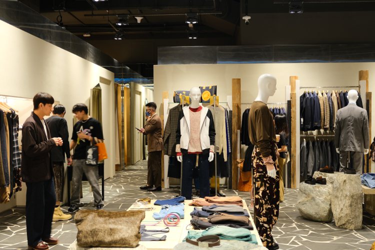 日本選物店BEAMS首度在台推出正裝型態店，受男性客群歡迎。記者江佩君／攝影