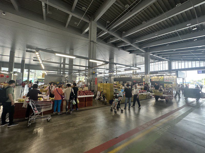 連假最後一天，台南新化果菜市場等景點依舊遊客不斷。記者周宗禎／攝影