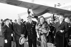 1952年，荷蘭女王朱麗安娜（前右二）、王夫伯恩哈特親王（右三）訪問華府，杜魯門總統（左二）夫婦在機場迎接。圖／取自維基百科共享資源
