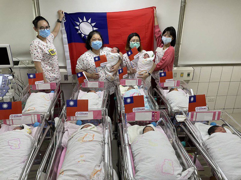 宏其婦幼醫院國慶日接生10名國慶寶寶，醫護慶賀國慶寶寶報到。圖／宏其婦幼醫院提供