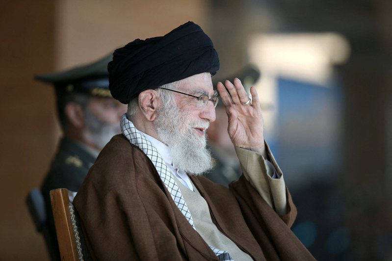 伊朗最高領導人哈米尼10日出席德黑蘭一所軍事學校的聯合畢業典禮並發表演說。（法新社）