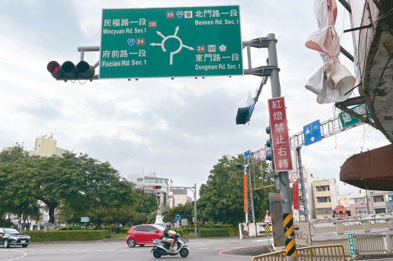 台南大同路與東門圓環的路口，8月底改為紅燈禁止右轉。記者林伯驊／攝影
