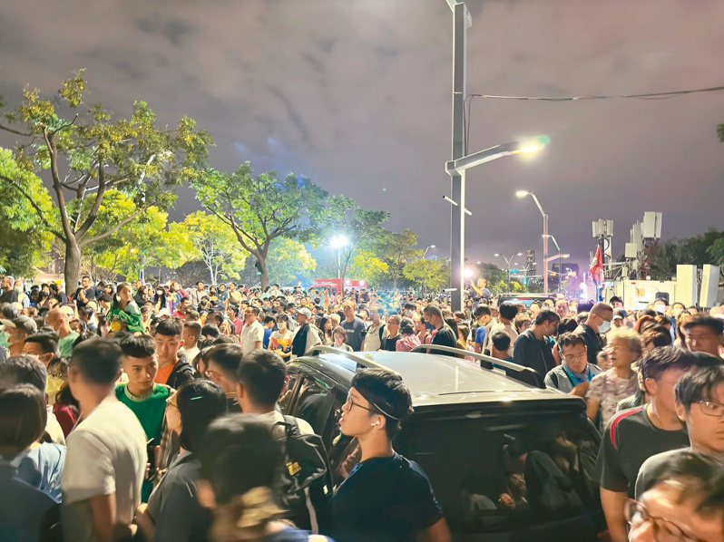 國慶焰火昨晚在台中中央公園登場，施放結束後，整條凱旋路被散場人潮擠得寸步難行。記者劉柏均／攝影