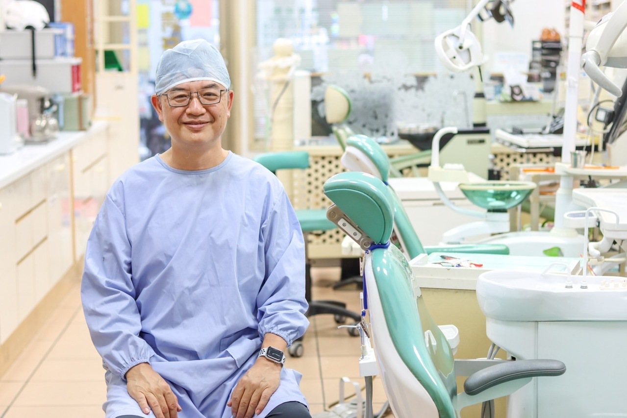 彭啓清開設啟清牙醫診所30年，已成為許多新竹人最信賴的牙醫師。記者巫鴻瑋／攝影