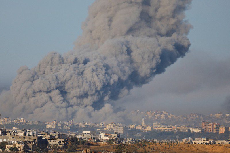 以巴持續衝突中，圖為從以色列南部看到以國空襲加沙後煙霧升起。路透