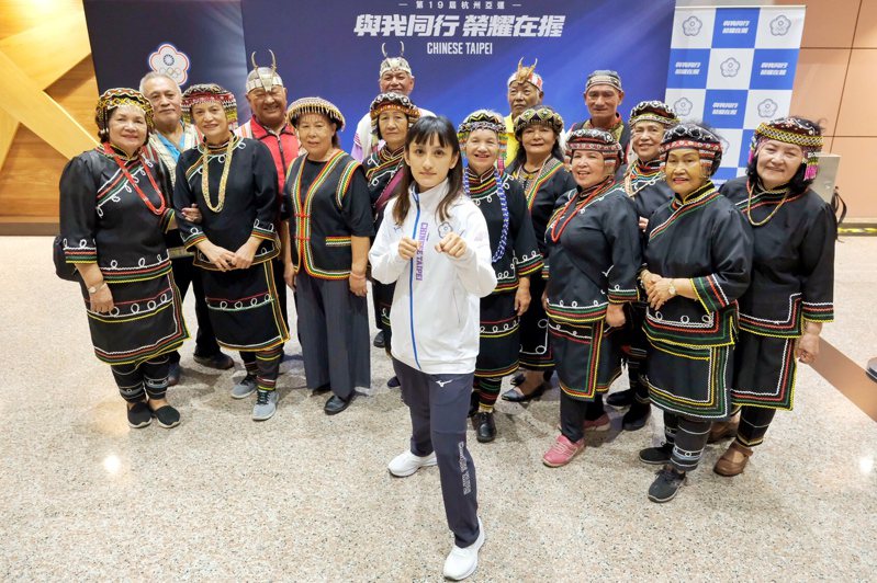 空手道金牌選手谷筱霜的部落長老們，特地搭乘4小時的車到桃機，為她獻上慶祝凱旋的布農族古調。 中央社