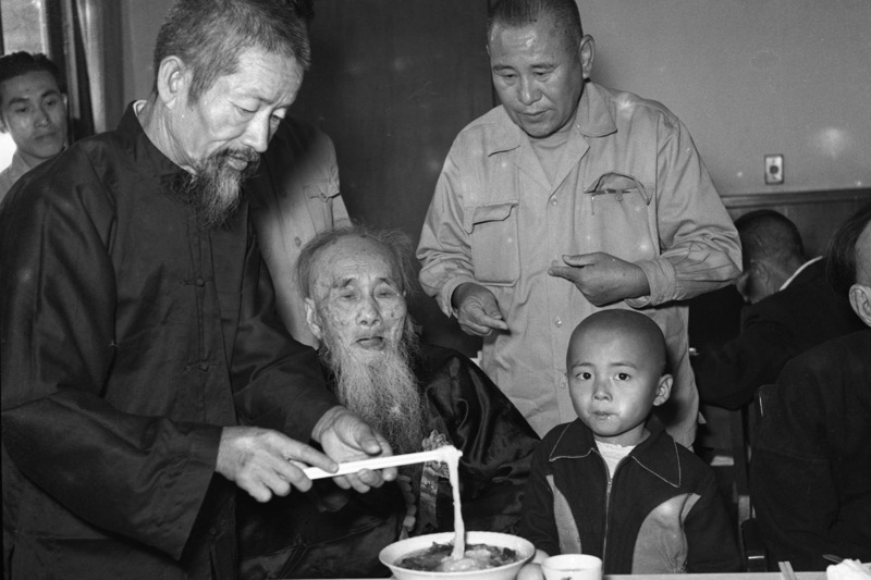 1956年重陽節，台北市招待耆老享用壽麵。圖／聯合報系資料照片