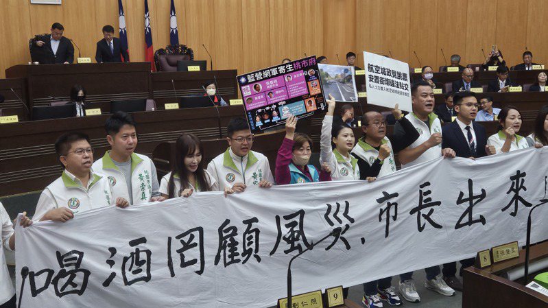 民進黨議員也在議會議事大廳喊口號抗議。記者鄭國樑／攝影