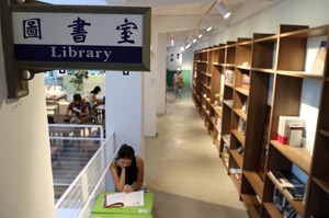 太平青鳥二樓空間，原本是太平國小的圖書室，至今仍保留原始「圖書室」的招牌。記者侯永全／攝影