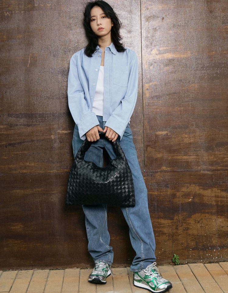 中國女演員周雨彤日前也配戴上新款HOP包，展現中性、運動時尚。圖／Bottega Veneta提供