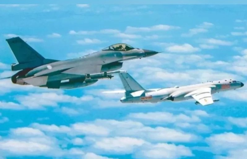 圖為我F-16V戰機（左）監控共軍轟六機。 圖／國防部提供