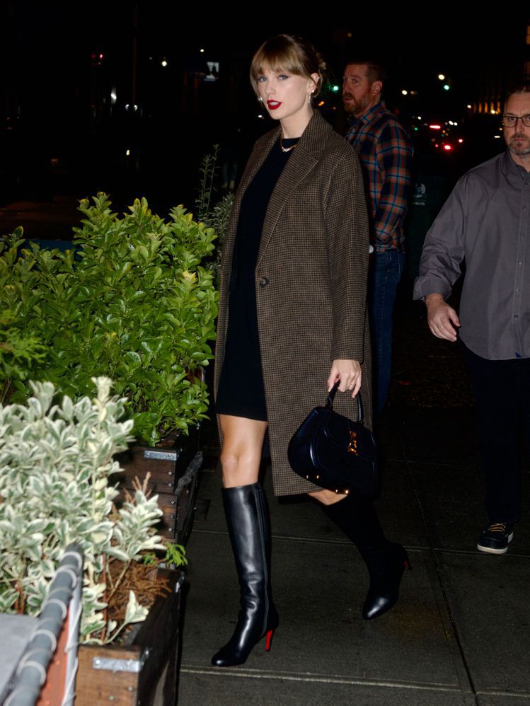 歌壇天后泰勒絲搭配黑色Versace Greca Goddess Top Handle手提包現身紐約市街頭。圖／凡賽斯提供