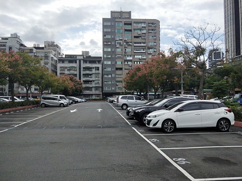 新北市三重區巷道狹小停車困難，中央和地方都認為應推動都更或設置停車場。本報資料照片