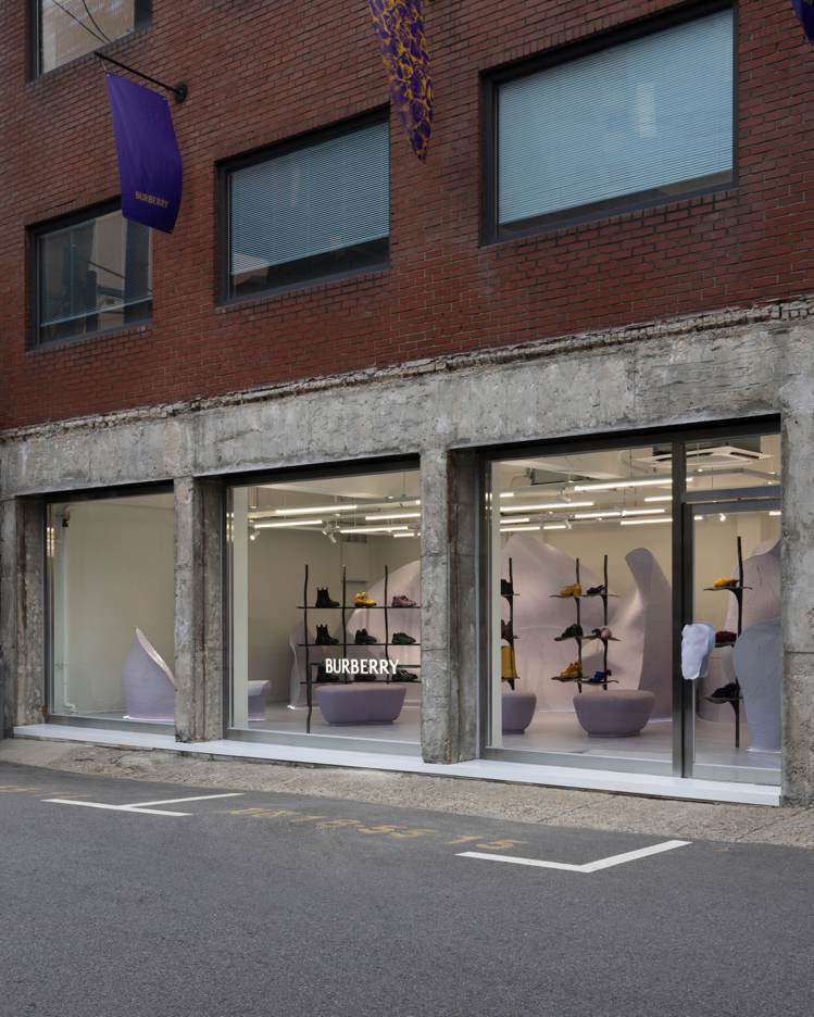 Burberry在首爾開設的鞋履專門店，為期間限定。圖／Burberry提供