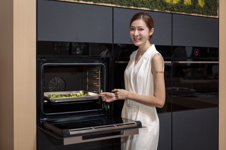 BOSCH全新8系列極緻黑智慧蒸烤爐搭載「健康蒸+」功能，以120度的溫度縮短烹煮時間，保持蔬菜的翠綠和鮮美，同時保留更多維生素和營養素。圖／BOSCH提供