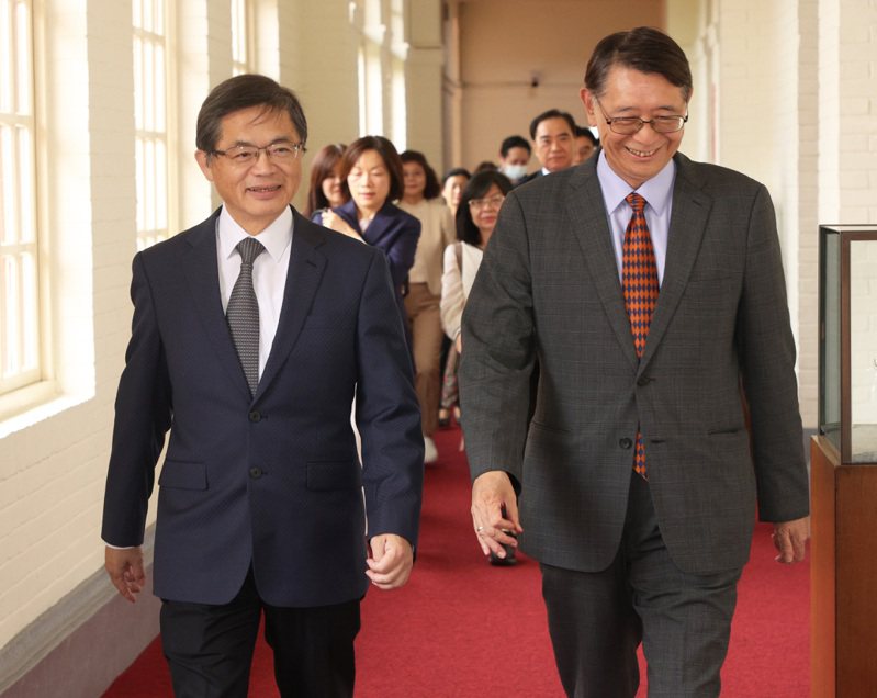 行政院秘書長李孟諺（左）今天帶著中選會委員5名被提名人拜會立法院尋求支持。記者潘俊宏／攝影