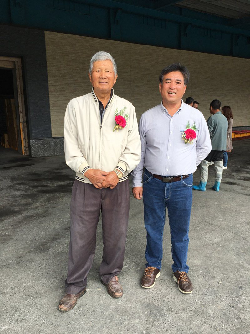 陳文連（左）、陳晉恭（右）父子，攜手打造稻鴨米品牌，是老農與青農結合的典範。圖／稻鴨有機米提供