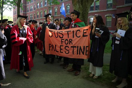 美國哈佛大學數十個學生團體發表公開信，主張以色列政府要為中東暴力事件負起「全部責任」。路透