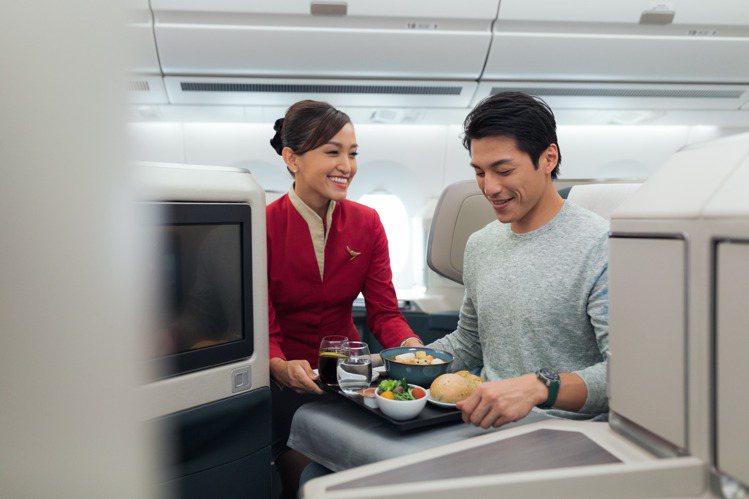 滿額抽大獎，最大獎可享雙人搭乘國泰航空商務艙至東京享UKAI料理。圖/晶英國際行館提供