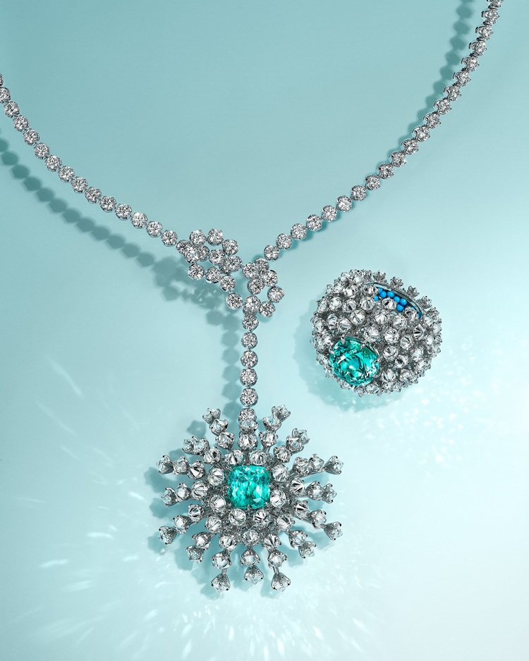 Tiffany & Co. 2023 Blue Book高級珠寶系列幻海秘境，18K白金鑲嵌主石逾6克拉藍色銅鋰碧璽與鑽石及綠松石鍊墜、主石逾10克拉藍色銅鋰碧璽與鑽石及綠松石戒指。圖／Tiffany提供
