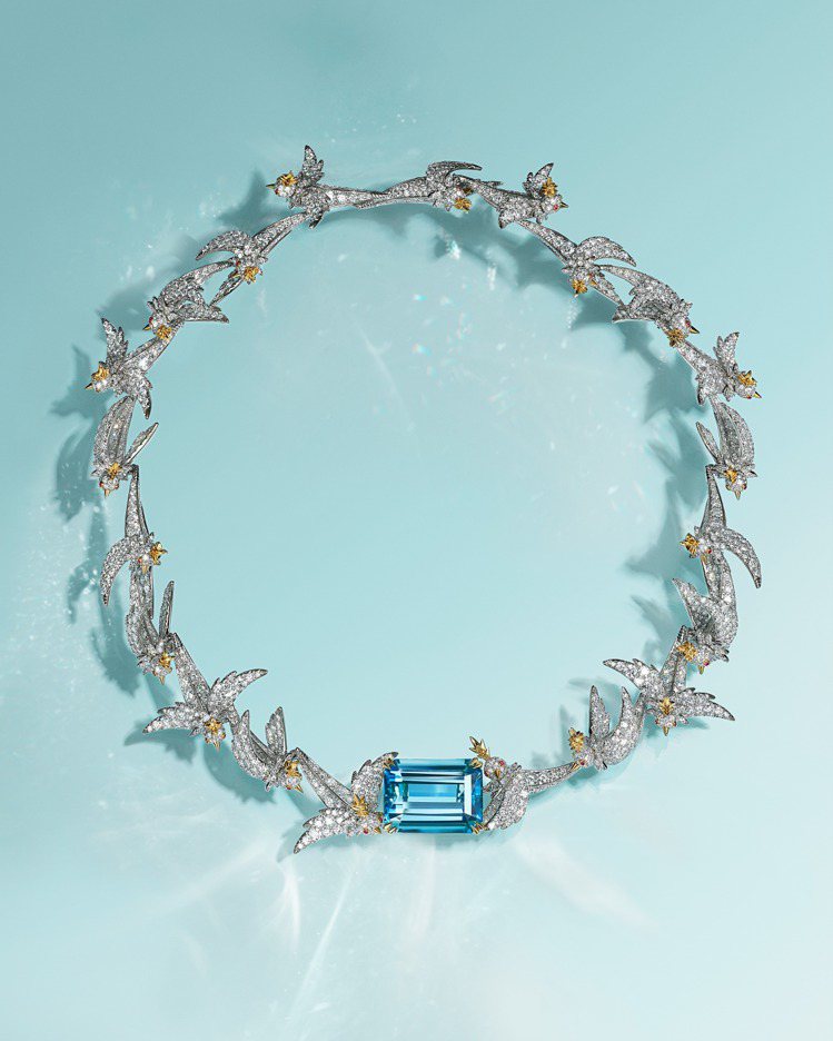 Tiffany & Co. Schlumberger石上鳥高級珠寶系列鉑金與18K金鑲嵌主石逾32克拉海水藍寶項鍊。圖／Tiffany提供