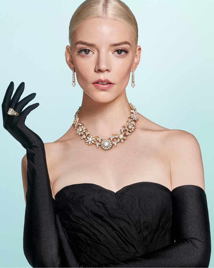 Tiffany & Co.代言人安雅泰勒喬伊於最新高級珠寶形象廣告中演繹Tiffany & Co. Schlumberger高級珠寶系列。圖／Tiffany提供