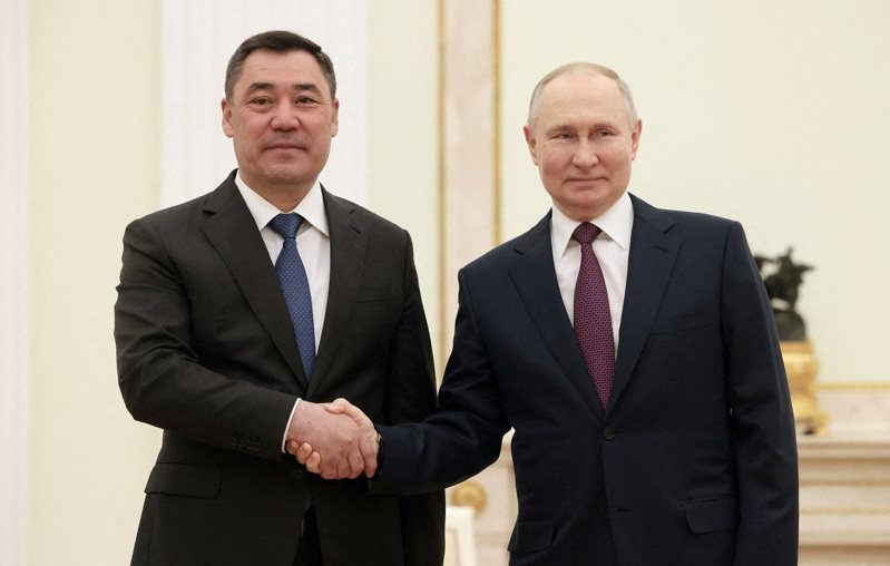 俄羅斯總統普亭（右）5月與吉爾吉斯總統賈帕羅夫（左）會談時同意訪問該國。路透