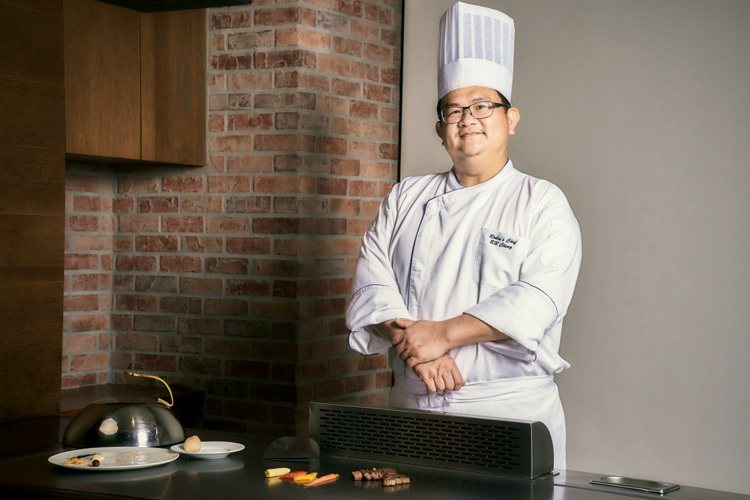 台南晶英ROBIN'S日風和食鐵板燒主廚鄭安宏，支持海馬復育計畫，並將海馬入菜。圖/ 台南晶英提供