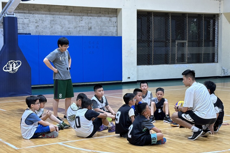 由婁華誠等人創立「小學霸品格教育籃球隊」，透過籃球場上的規範，教育孩子們生活上的品格。記者洪子凱／攝影