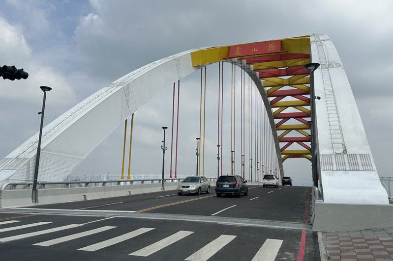 連接嘉義縣市的盧山橋新建及東義路拓寬工程完工。記者魯永明／攝影