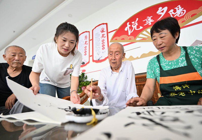 養老產業在大陸逐漸受重視。圖為河北省灤州市王店子鎮海洋養老中心內，長者在練書法。（新華社）