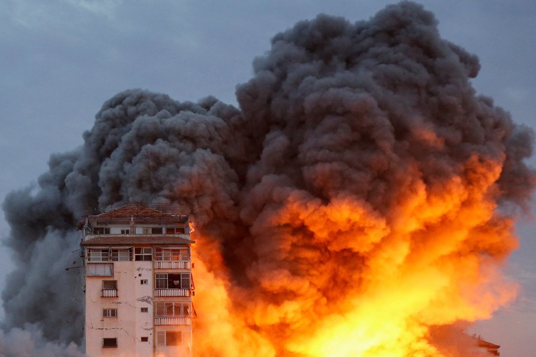 10月7日，以色列空襲加薩城。 圖／路透社