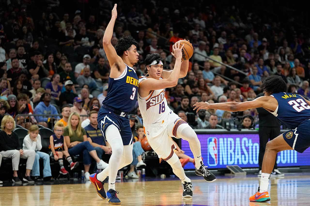 太陽是渡邊雄太(中)在NBA第6個球季的第5支球隊，他將帶著「灌籃高手」的拚戰精神給太陽精神上和實質戰力上的支援。 美聯社