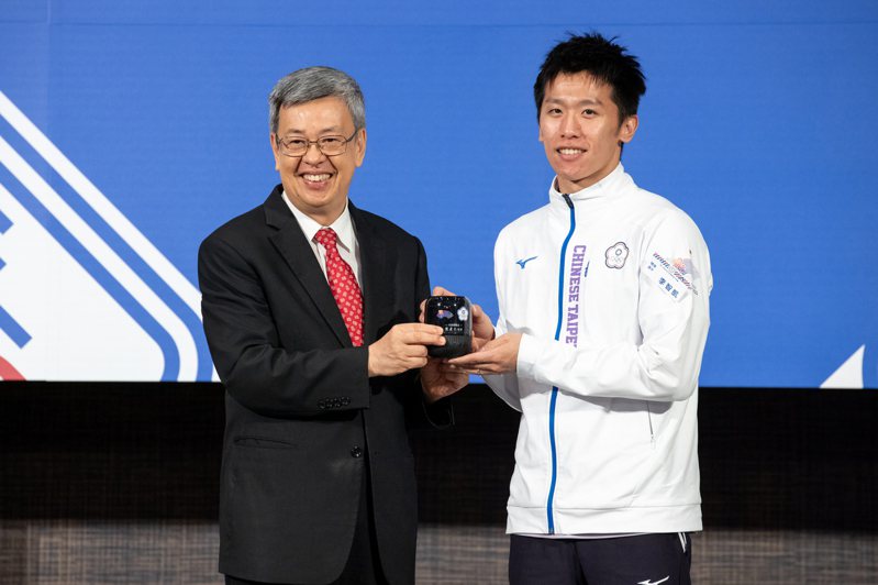 行政院長陳建仁（左）致贈禮物給杭州亞運體操鞍馬金牌得主李智凱（右）。記者季相儒／攝影