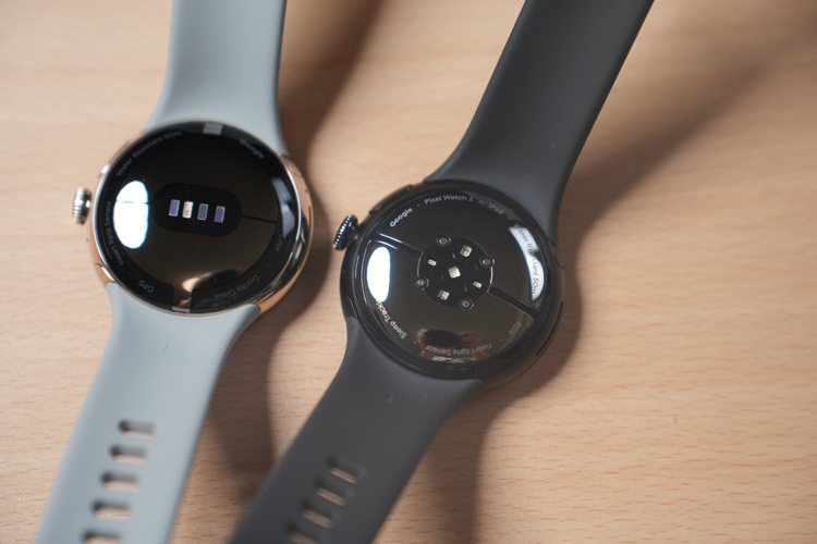 Pixel Watch（左）與Pixel Watch 2（右）外觀最大差異在背面感測器配置。記者黃筱晴／攝影