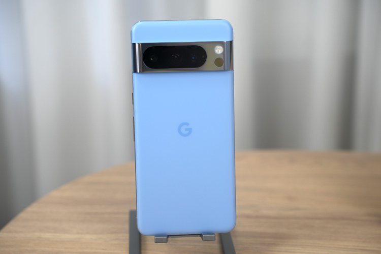 Pixel 8 Pro主打新色「海灣藍」，霧面玻璃背蓋手感好，不怕沾指紋。記者黃筱晴／攝影