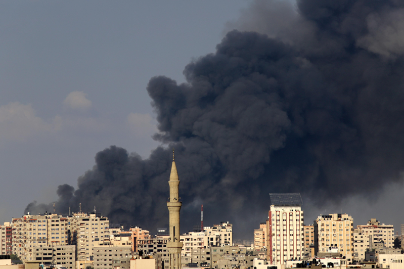 以巴冲突仍在持续进行中，图为10月11日，加萨遭以色列空袭后冒起浓烟。据以色列军方和巴勒斯坦衞生部11日公布的最新消息，以巴新一轮冲突爆发以来，已造成双方约2,200人死亡，逾8,000人受伤。（新华社）(photo:UDN)