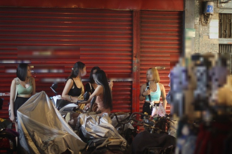 台北市萬華區桂林路周邊一入夜就有女子攬客，記者調查拍攝時遭黑衣人攔下要求刪除照片。記者李隆揆／攝影
