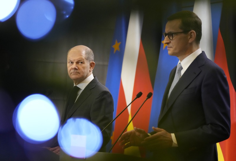 波蘭與德國關係持續惡化，波蘭國會大選主打「抗德牌」成為朝野共識。圖為德國總理蕭茲（左）2021年底剛上任後造訪波蘭，與總理莫拉維茨基（右）共同舉行記者會。美聯社