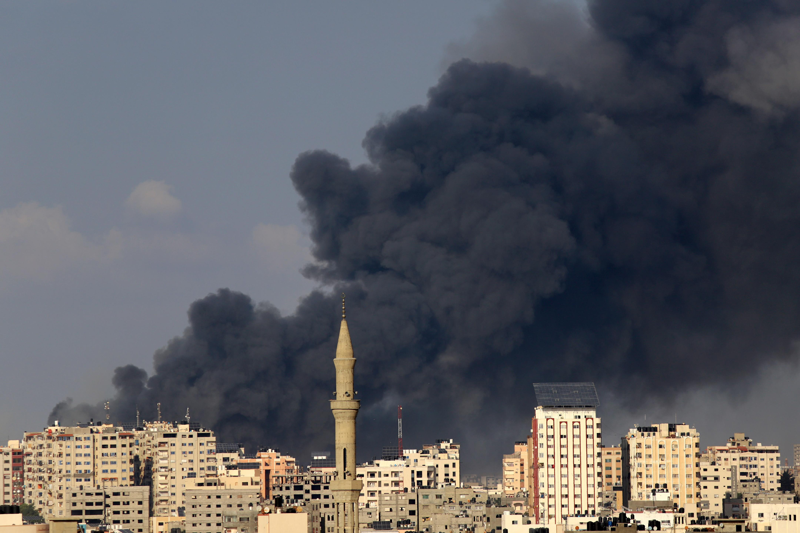 以巴衝突仍在持續進行中，圖為10月11日，加薩遭以色列空襲後冒起濃煙。新華社