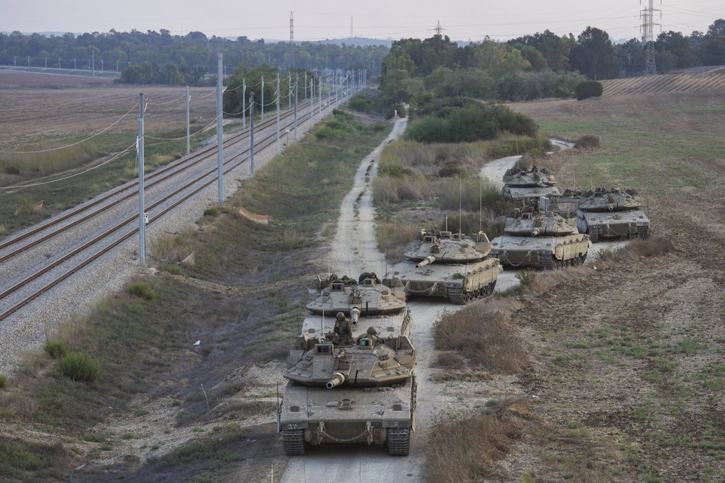 以色列軍方已開始將戰車開往加薩邊境。美聯社