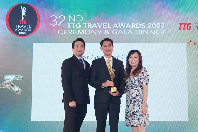 酷航首席商務官陳仁山(Calvin  Chan)(中)出席2023年TTG旅遊大獎頒獎典禮。酷航提供